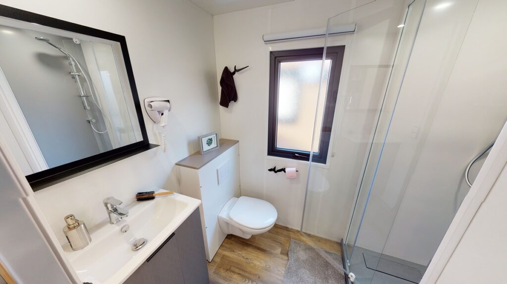 salle de bain du mobil-home d'un camping