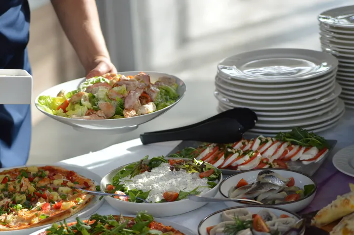 un repas convivial ou tout le monde peu se servir sur la table