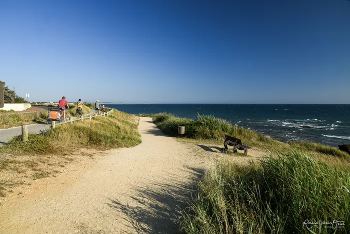 Un sentier de vélo et de randonnée sur la cote atlantique sous en magnifique ciel bleu