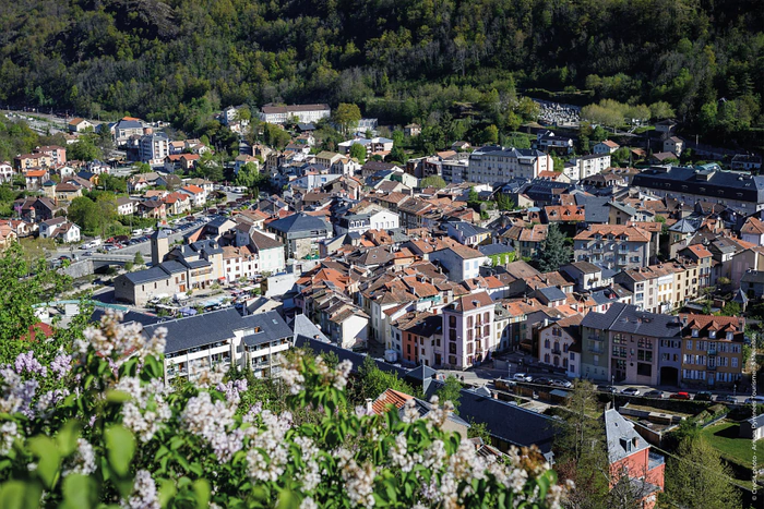 Vue aérienne de la vil d'Ax-les-Thermes en Ariège