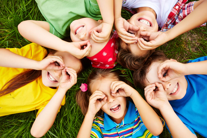 Des enfants heureux en train de jouer dans l'herbe