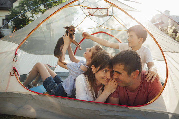 Une famille profitant d'une matinée dans un camping authentique