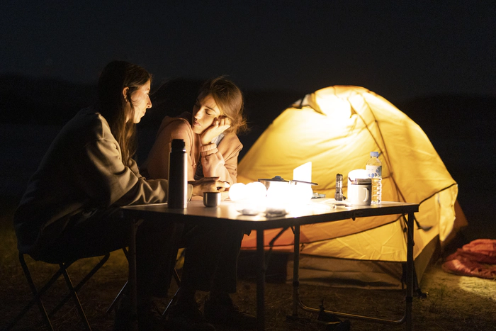 Une soirée de camping traditionnel éclairé à la lampe torche