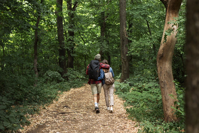 Un couple faisant une randonnée en foret sans touriste autour