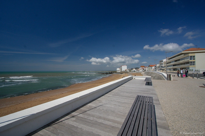 Le remblais de ma ville de Saint- Hilaire-de-Riez face à la mer