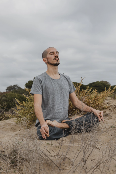 Un homme en pleine relaxation sur le sable